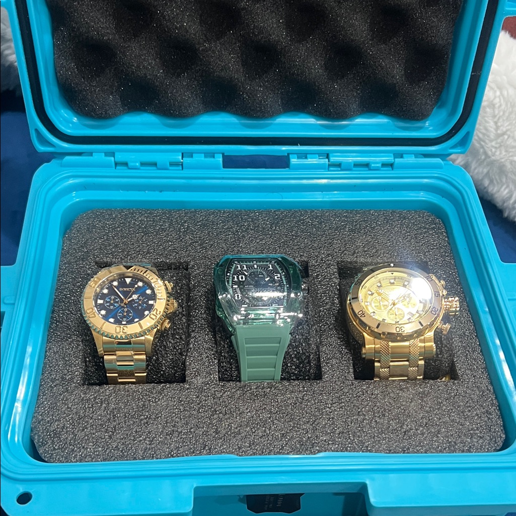 Invicta Gold And Green Watch Set In Blue Case